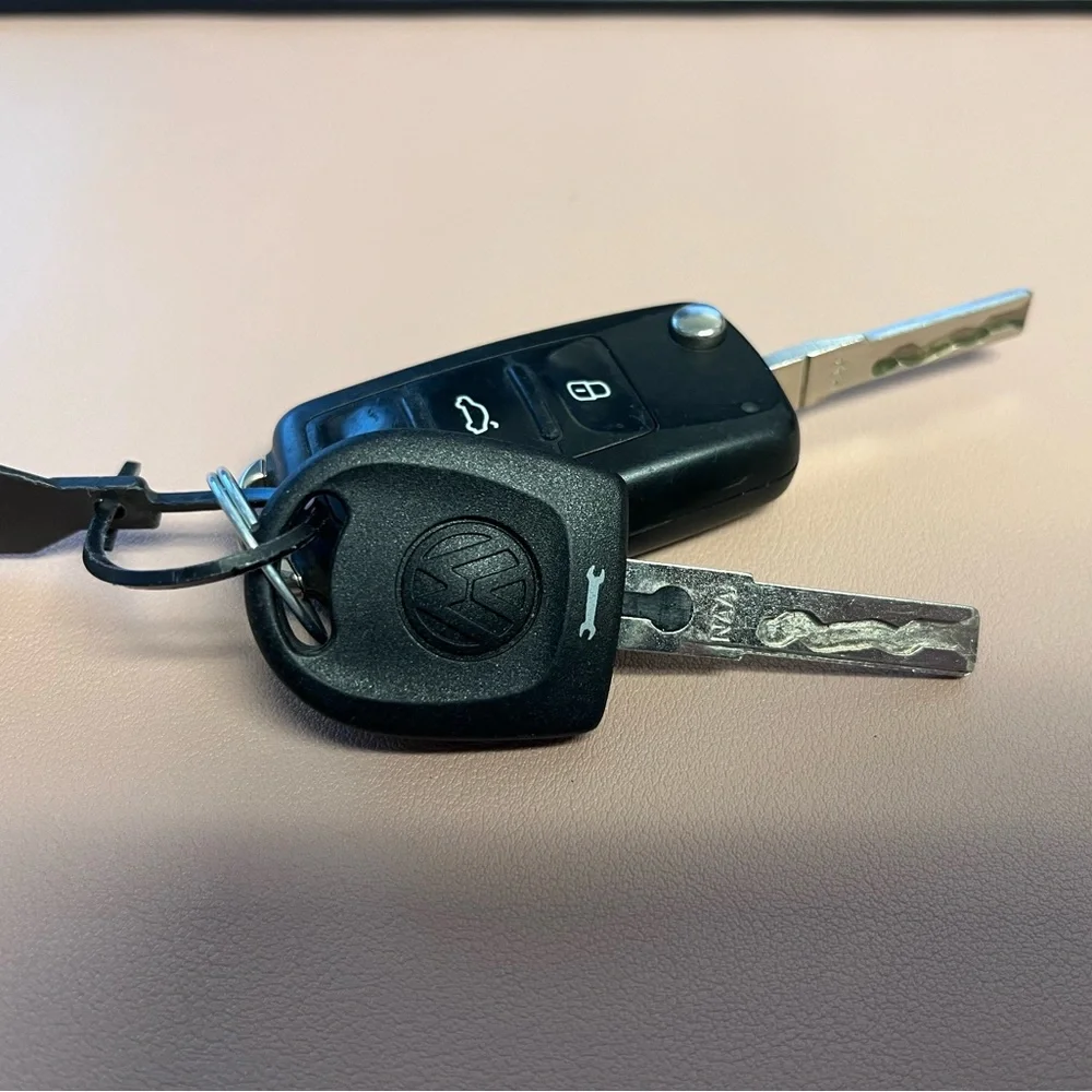 2017 VW Tiguan REMOTE FOB KEY AND SERVICE KEY - Picture 4 of 5